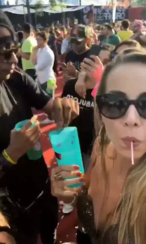 女孩派对上自拍 却拍到1个男人在她饮料里扔不明物