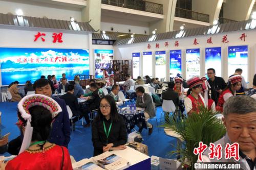 云南大理展台内大量民众在进行咨询。 今年，云南展团以健康生活、健康云南目的地为主打产品。程春雨 摄