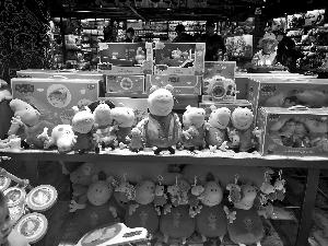 走红的小猪佩奇被商家放在最显眼的位置。图片来源：北京晨报