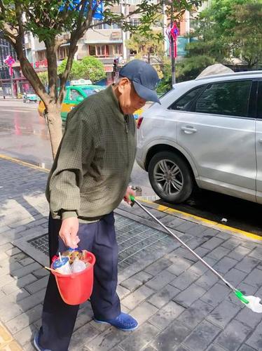 92岁老人每天上街捡烟头 已坚持1年多曾被指作秀