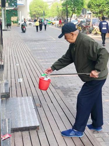 92岁老人每天上街捡烟头 已坚持1年多曾被指作秀