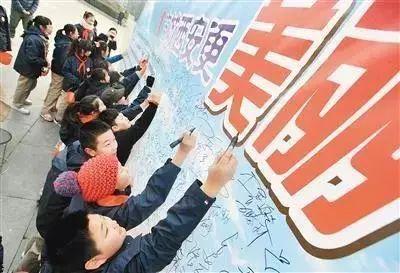 92岁老人每天上街捡烟头 已坚持1年多曾被指作秀