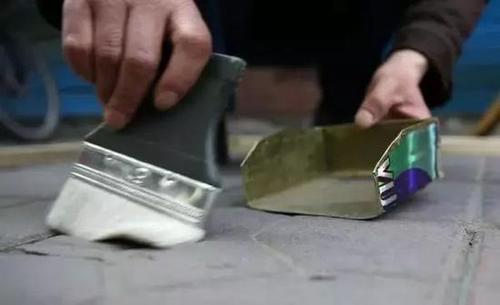 92岁老人每天上街捡烟头 已坚持1年多曾被指作秀