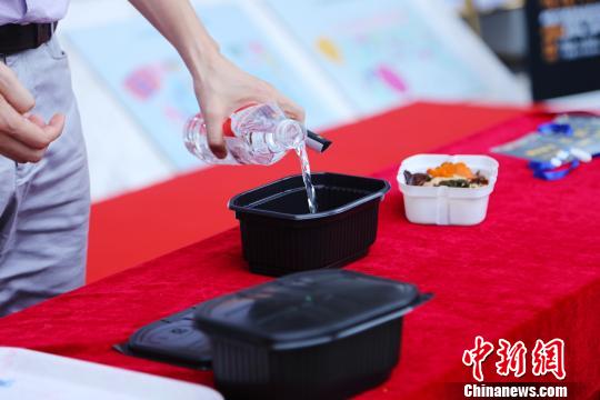 钟凯现场加热了自热包向观众讲解了懒人火锅导致事故的原因?！∨┝⒁?摄