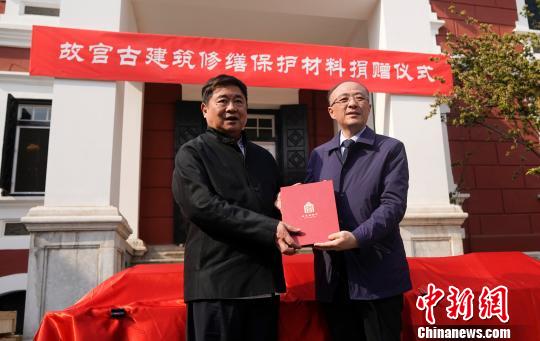 故宫博物院院长单霁翔(左)向太湖世界文化论坛秘书长郑传焮(右)颁发捐赠证书 杜洋 摄