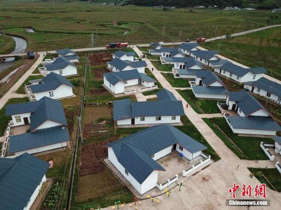 洒拉地坡乡姐把哪打村距四川凉山昭觉县城39公里，全村幅员面积22平方公里，总户数共432户、1667人，全部为彝族。该村贫困户收入主要靠马铃薯、荞麦等传统种植和羊、猪养殖。村内自然条件差，气候恶劣，土地贫瘠、产业效益低，基础设施薄弱、居住环境差，受教育程度底，这是原来全村的贫困状况也是致贫原因。目前，该村在2016年，已易地搬迁61户224人，建设总投资超过483万元，住进了新的统一风貌的小洋房。 张浪 摄