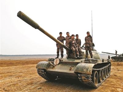 揭秘“开坦克”专业：没驾照女大学生学会开坦克