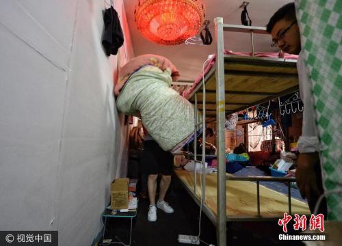 资料图：北京全面整治拆除群租房。图片来源：视觉中国