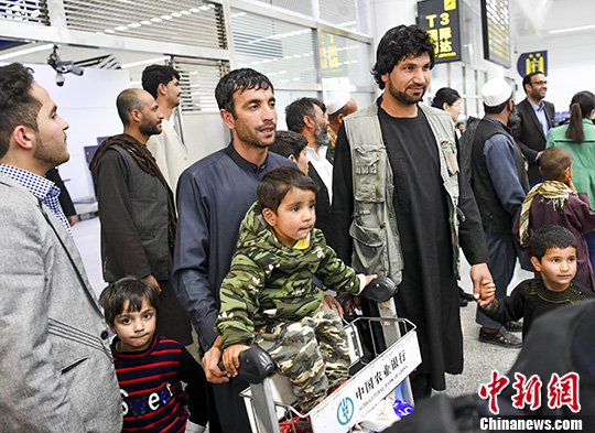 4月18日，25名阿富汗危重以及当前最宜实施手术的先天性心脏病患儿和他们的家长，乘坐航班由阿富汗首都喀布尔飞抵中国新疆乌鲁木齐国际机场。 <a target='_blank' href='http://www.chinanews.com/'>中新社</a>记者 刘新 摄