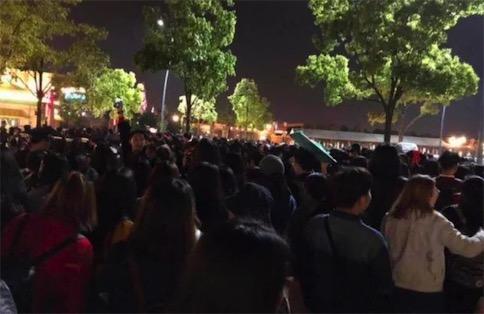 太疯狂！漫威迷在上海迪士尼为《复联3》通宵排队