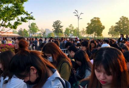 太疯狂！漫威迷在上海迪士尼为《复联3》通宵排队