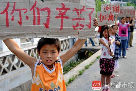 记得汶川地震举牌男孩吗?读大一的他很有女生缘