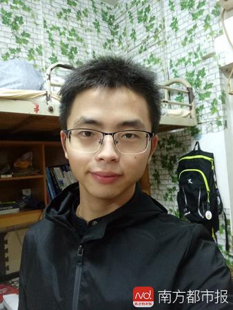 记得汶川地震举牌男孩吗?读大一的他很有女生缘