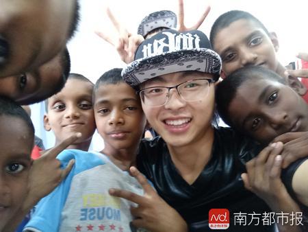 记得汶川地震举牌男孩吗?读大一的他很有女生缘