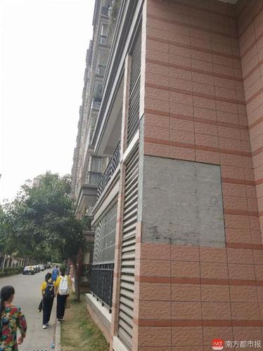 新小区未交楼外墙就掉瓷片 业主:出入要戴安全帽
