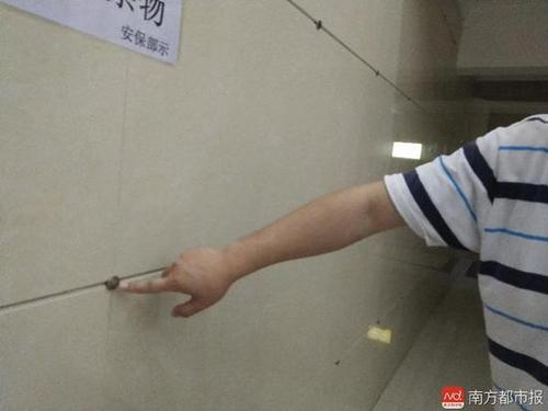 新小区未交楼外墙就掉瓷片 业主:出入要戴安全帽