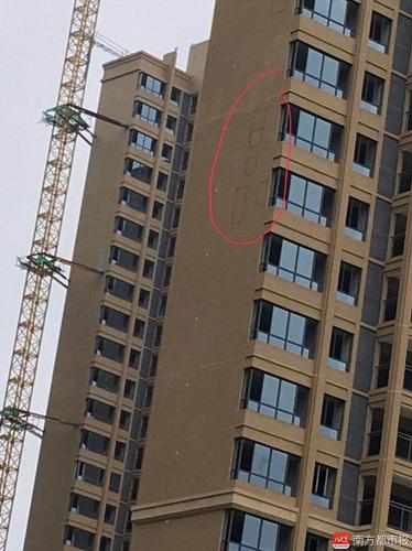 新小区未交楼外墙就掉瓷片 业主:出入要戴安全帽
