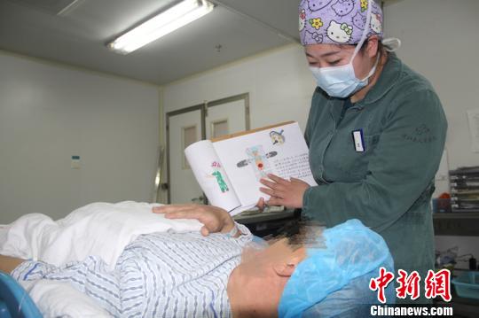 陈蓉菁绘制的卡通漫画已经制作成一本宣教漫画，在科室内推广 朱捷 摄