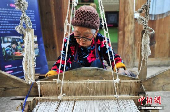 4月11日，一名年近九旬的老人在织布。当日，在贵州省织金县官寨苗族乡小妥倮村一家蜡染合作社内，蜡染手工艺人正在绘制蜡画。蜡染是织金苗族最普遍、最有名的工艺美术，当地居民通过老传少、母传女、或相互学习将蜡染技艺一代一代地传承下去。苗族蜡染于2015年1月入选贵州省人民政府非物质文化遗产传统技艺类名录。<a target='_blank' href='http://www.chinanews.com/'>中新社</a>记者 陈威 摄
