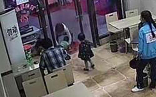 孕妇伸脚绊倒4岁男童：男童无大碍 父母称将谅解