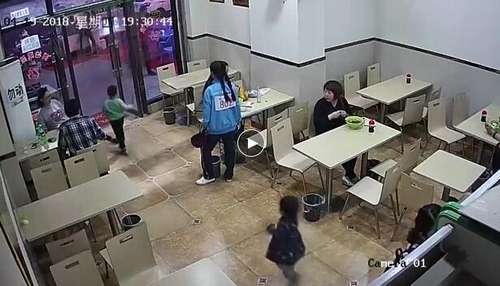 故意绊倒4岁男童孕妇已投案自首 男孩仍在医院观察