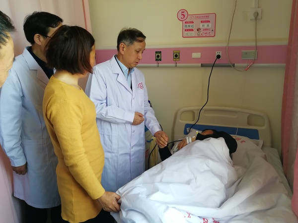 安阿玥详细了解患者的病情和术后状况