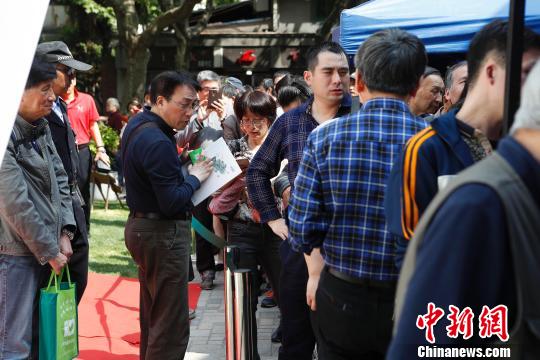 许多邮迷排队等待购买《红楼梦系列画稿册》邮品。　殷立勤 摄