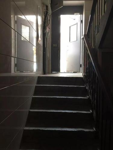 （爱民里小区还有“更深”的地下室，从单元门进去需要“下楼”2.5米）