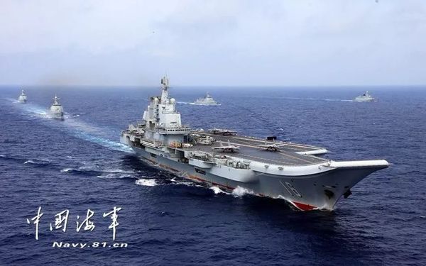 ▲铁流滚滚，驶向深蓝。张雷 摄