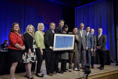 温哥华市长罗品信(左五)代表市府，向华人社区正式道歉。(图片来源：温哥华市长办公室社交账户截图。)