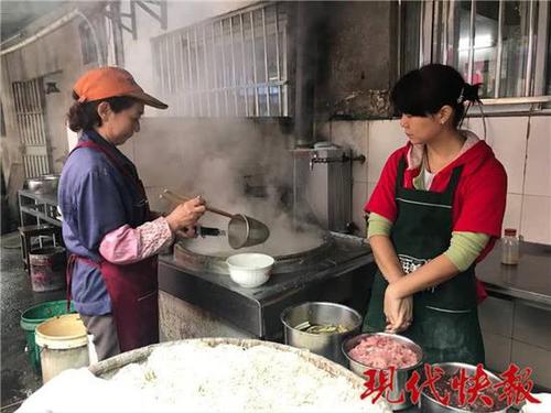 面馆不给乞讨老人用碗被指瞧不起人 店主这样说