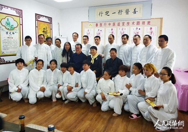 四、与会领导与部分善医行的学员们亲切留影。梓涵 摄影