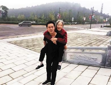 背着母亲逛璧山的公园。