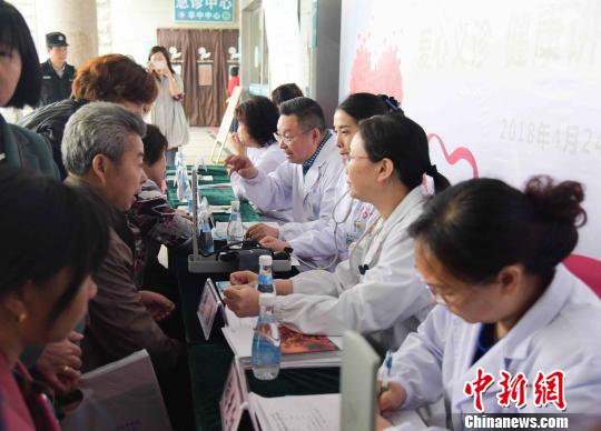 医务工作者开展义诊活动 蒋泉潜 摄