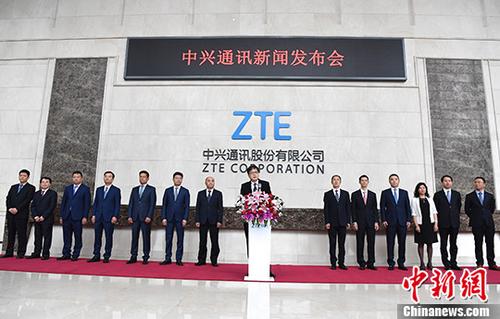 资料图：市民在公交车上免费使用4G网络上网。<a target='_blank' href='http://www.chinanews.com/'>中新社</a>发 于海洋 摄