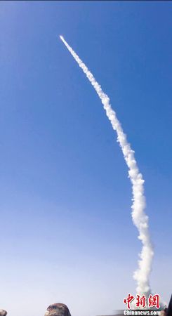 火箭发射升空。唐明军 摄