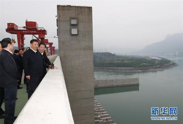 4月26日下午，中共中央总书记、国家主席、中央军委主席习近平在武汉主持召开深入推动长江经济带发展座谈会并发表重要讲话。这是座谈会前，习近平于24日下午在三峡大坝坝顶察看三峡工程和坝区周边生态环境。