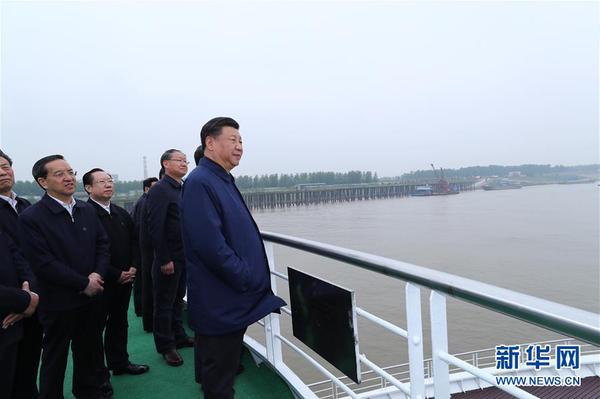 4月26日下午，中共中央总书记、国家主席、中央军委主席习近平在武汉主持召开深入推动长江经济带发展座谈会并发表重要讲话。这是座谈会前，习近平于25日上午乘船沿江察看两岸生态环境和发展建设情况。