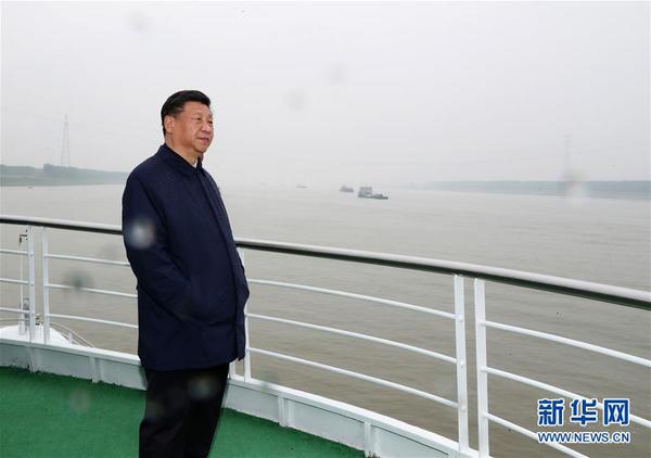 4月26日下午，中共中央总书记、国家主席、中央军委主席习近平在武汉主持召开深入推动长江经济带发展座谈会并发表重要讲话。这是座谈会前，习近平于25日上午乘船沿江察看两岸生态环境和发展建设情况。3