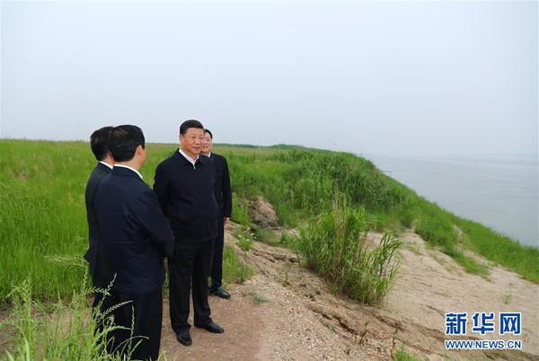 4月26日下午，中共中央总书记、国家主席、中央军委主席习近平在武汉主持召开深入推动长江经济带发展座谈会并发表重要讲话。这是座谈会前，习近平于25日下午在岳阳市君山华龙码头察看非法砂石码头取缔及整治复绿、湿地修复情况。