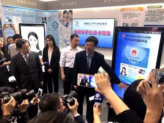 ▲&nbsp;4月22日，在福州举行的首届数字中国建设成果展览会上，国家人力资源和社会保障部信息中心主任翟燕立签发全国首张电子社?？?。