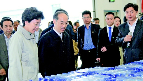 ▲调研组查看重庆西部物流园内的货品