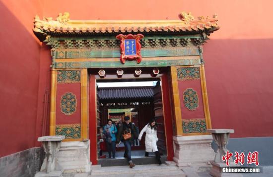 12月31日，游客从北京故宫博物院启祥门走过。自2018年元旦假期起，故宫启祥门常年对观众开放，同时启祥门至隆宗门广场段也成为了故宫博物院的开放区。这一区域的开放，打开了内西路与外西路的通路，有利于疏解中路相对集中的观众，方便观众更加便捷地参观慈宁宫区域和武英殿区域。启祥宫位于西六宫西南角，建于永乐十八年（1420），初名未央宫。嘉靖十四年，嘉靖帝改未央宫名为启祥宫。<a target='_blank' href='http://www.chinanews.com/'>中新社</a>记者 杜洋 摄