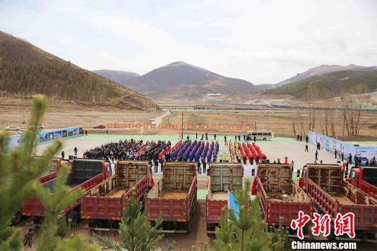 图为项目集中复工开工仪式现场?！∈┘焉?摄