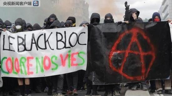 法国巴黎2万人五一大游行 现打砸纵火暴力场面
