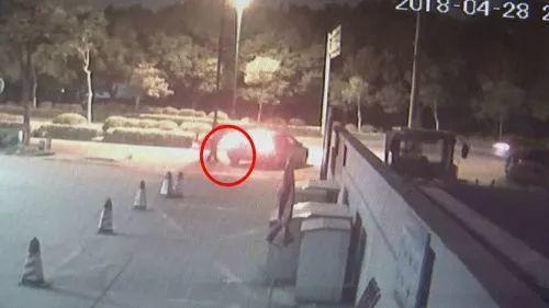 一家人开车路遇陌生男 对方强行塞了5万元现金