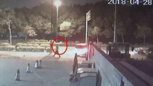 一家人开车路遇陌生男 对方强行塞了5万元现金