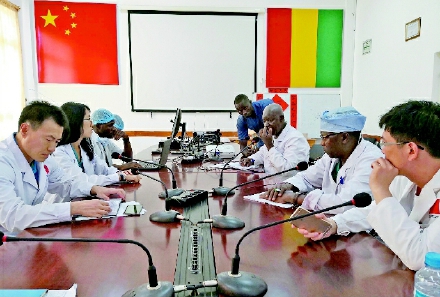 中国志愿医生在进行术前讨论