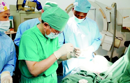 中国志愿医生冀园琦主任在术中指导