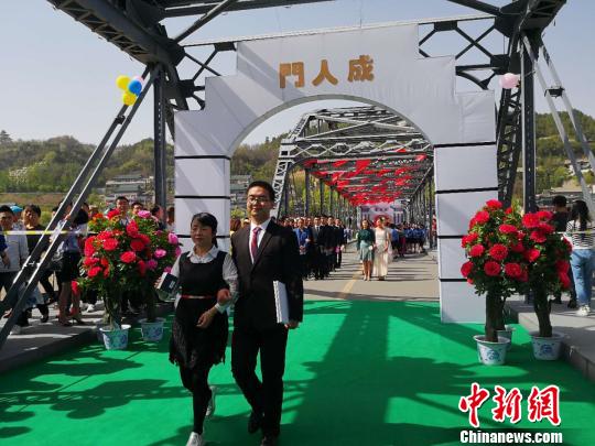 “00后”在家长的引领下走过地毯，穿过成人门，领取成人礼纪念证书，通过一场特殊的仪式宣告正式步入成人的行列?！∈肪簿?摄